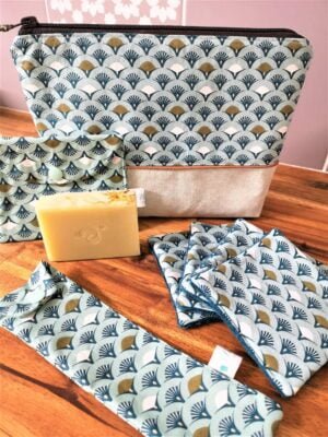 Lot trousse toilette et pochettes