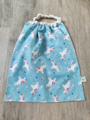Serviette élastique maternelle “Licorne bleu” — réalisation faite main