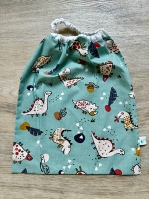 Serviette élastique maternelle “Dinosaures” — réalisation faite main
