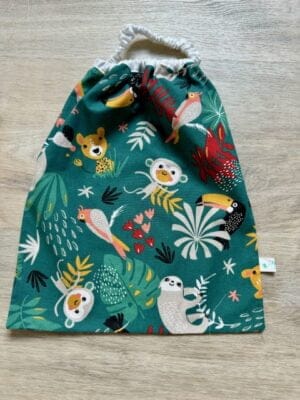 Serviette élastique maternelle “Jungle vert” — réalisation faite main