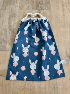 Serviette élastique maternelle “Lapins ballerines” — réalisation faite main